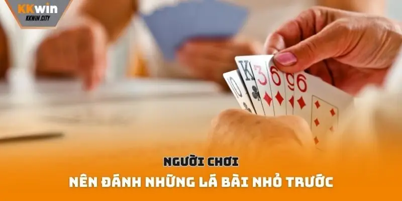 Người chơi nên đánh những lá bài nhỏ trước